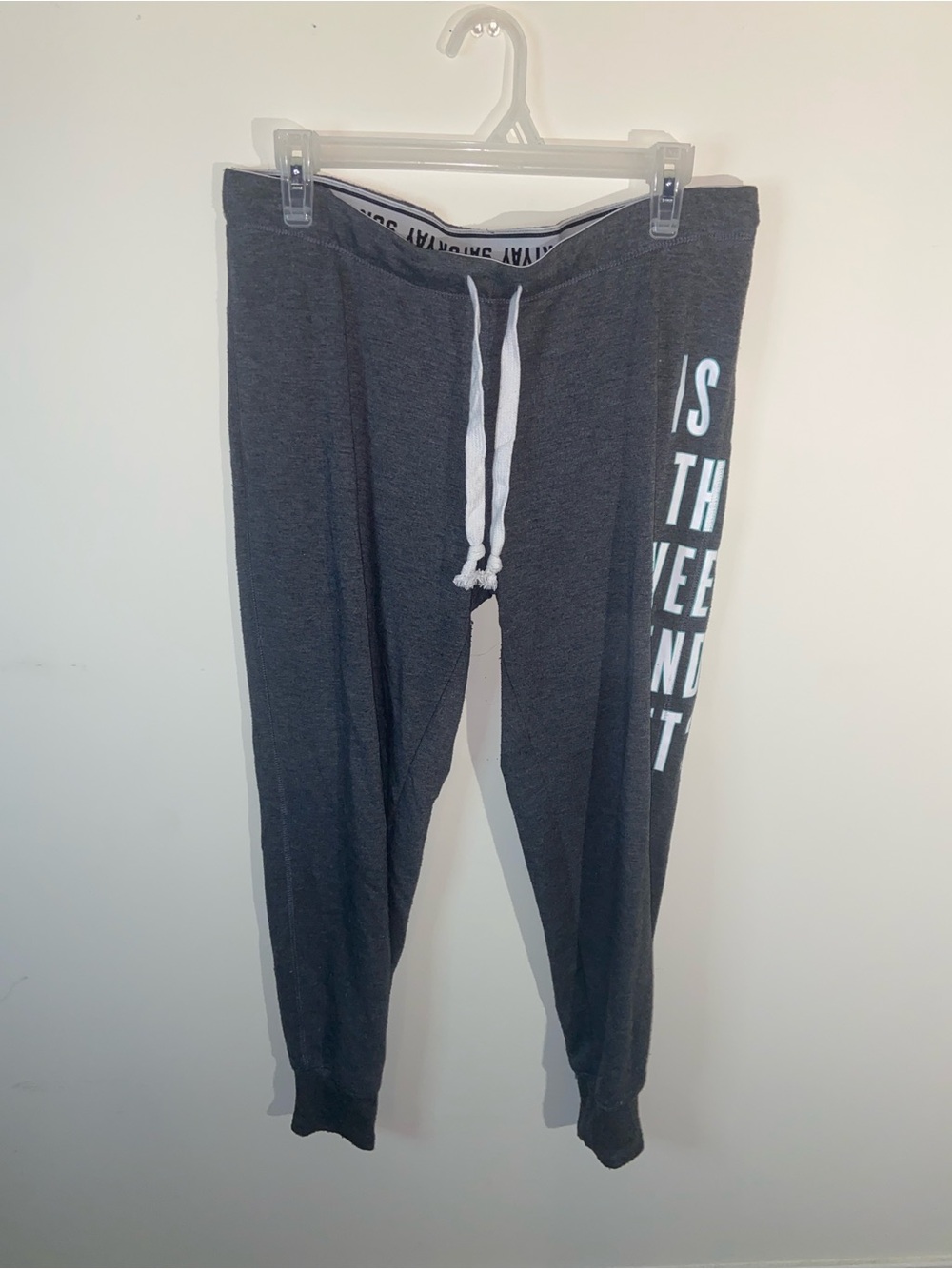 Aeropostale Dark Gray “IS IT THE WEEKEND YET” Graphic Draws Sweatpants Size M